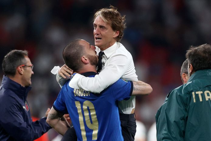 Roberto Mancini omhelst Leonardo Bonucci.