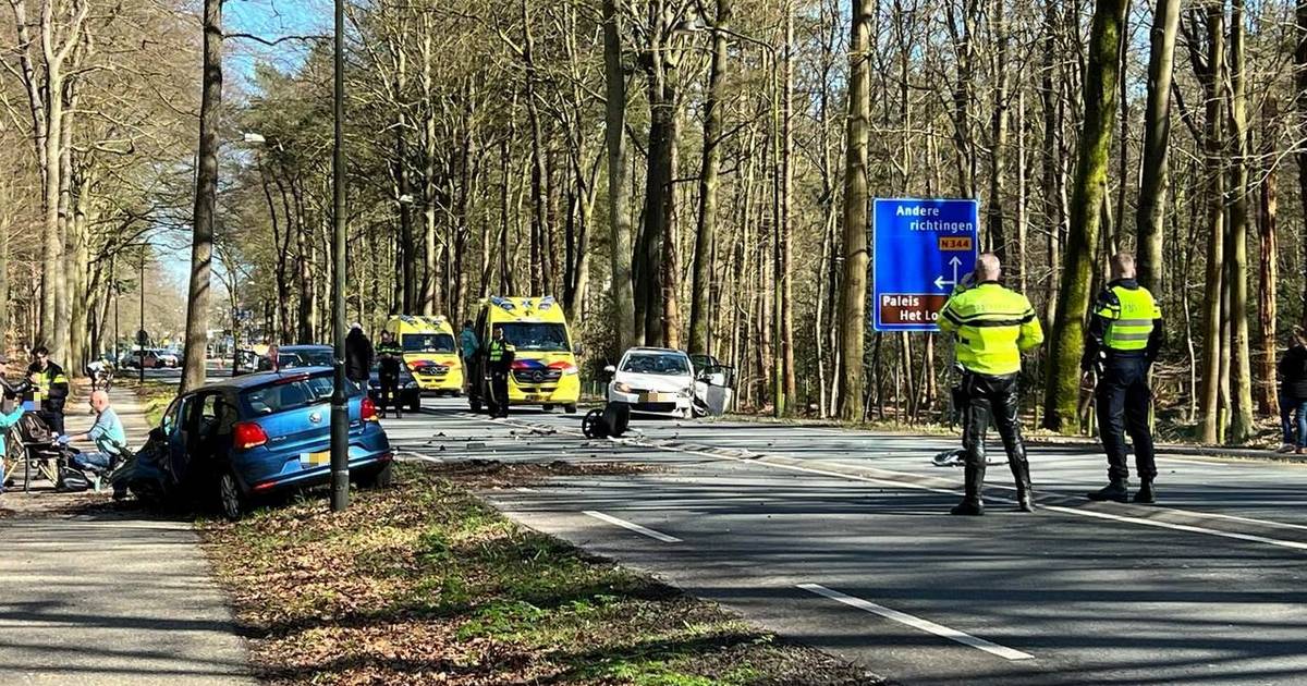 Gewonde bij frontale botsing twee autos in Apeldoorn.