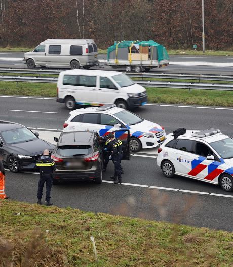 Bestuurder (42) ramt politie-auto op A58 bij Ulvenhout, verdacht van poging tot doodslag