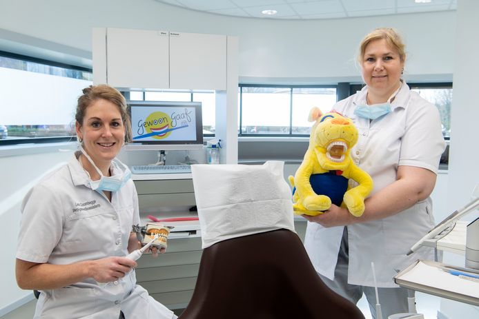 Preventieassistenten Leoni Doornhegge (links) en Nicole Koopman van tandartsenpraktijk Janssen en Linssen in Neede zetten in op een gaaf gebit voor alle kinderen.