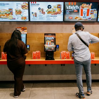 Kip in opmars als fastfood, maar expert waarschuwt: ‘In onze dikmakende omgeving is dit geen goede zaak’