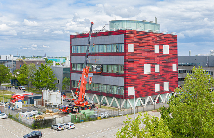 De onderdelen voor de productielijn worden het gebouw van BioConnection binnengebracht.
