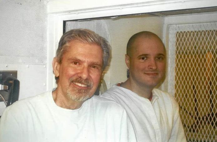 Thomas Bartlett Whitaker (R) met zijn vader Kent Whitaker (L) in de gevangenis in Polunsky, Texas in 2016.