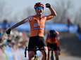 Marianne Vos klopt Lucinda Brand en pakt acht jaar na laatste wereldtitel haar achtste regenboogtrui in het veld