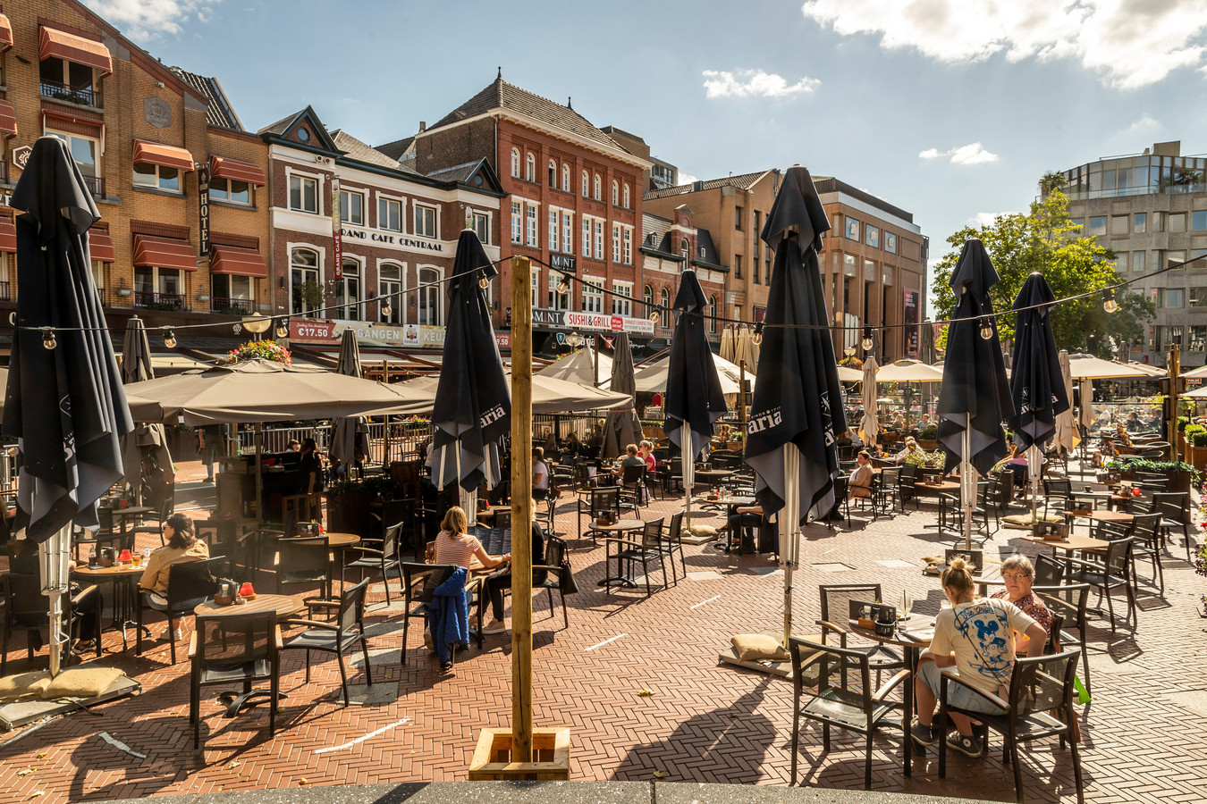 De terrassen op de Markt in Eindhoven afgelopen zomer. Onder voorwaarden mochten ze toen weer open