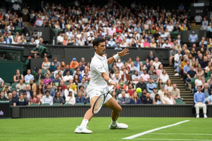 Novak Djokovic in actie tegen Jack Draper op Centre Court.