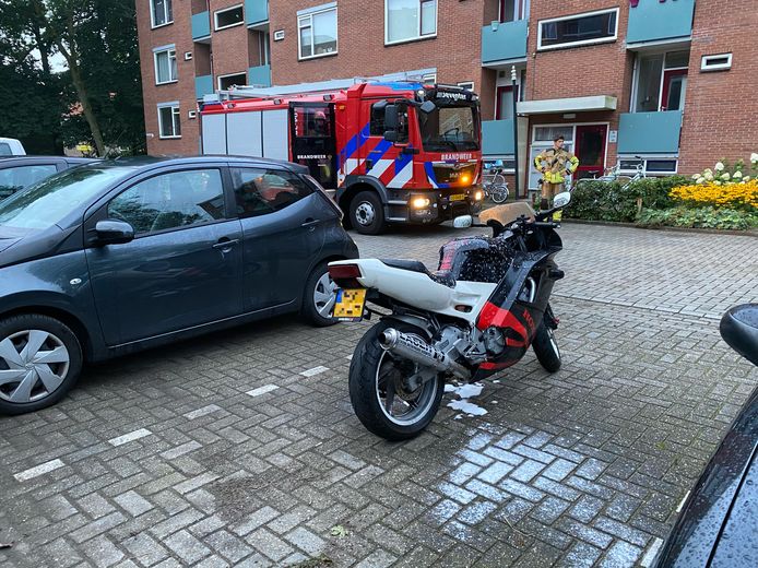 Rond de tankdop van de motor was brand ontstaan.