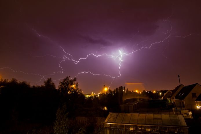 Waarom Je Bij Bliksem Nooit Mag Douchen En 4 Andere Brandweertips Bij Onweer Weernieuws Hln Be