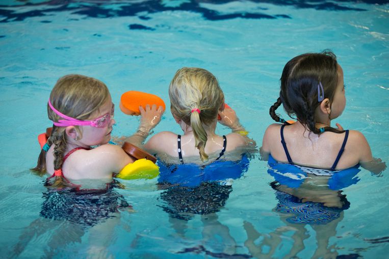 Kinderen krijgen zwemles [fotocredit Harold Versteeg | Hollandse Hoogte] Beeld Hollandse Hoogte / Harold Versteeg