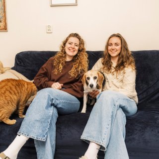 Daniëlle (26) and Nina (27) keep housing costs low as pet sitters: ‘Can pay off our debt’