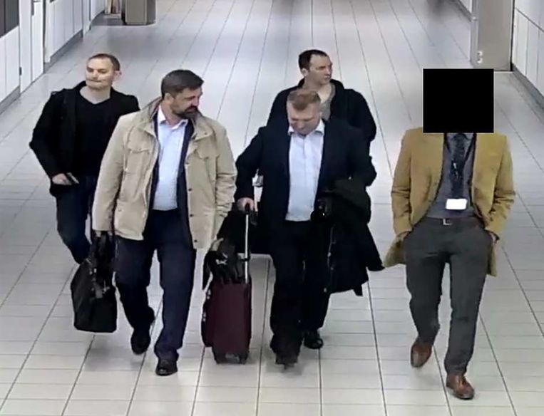 10 april 2018 - De Russische hackers komen aan op Schiphol.  Beeld Ministerie van Defensie