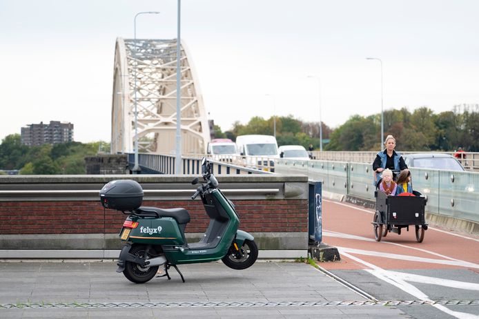 Een deelscooter van Felyx in Nijmegen.