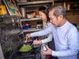 Phi-Yen maakt samen met haar ouders een Vietnamees kookboek.