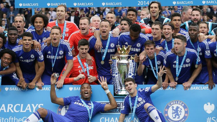 Chelsea viert het winnen van de Engelse Premier League voor de wedstrijd tegen het Sunderland van Dick Advocaat. Beeld ap