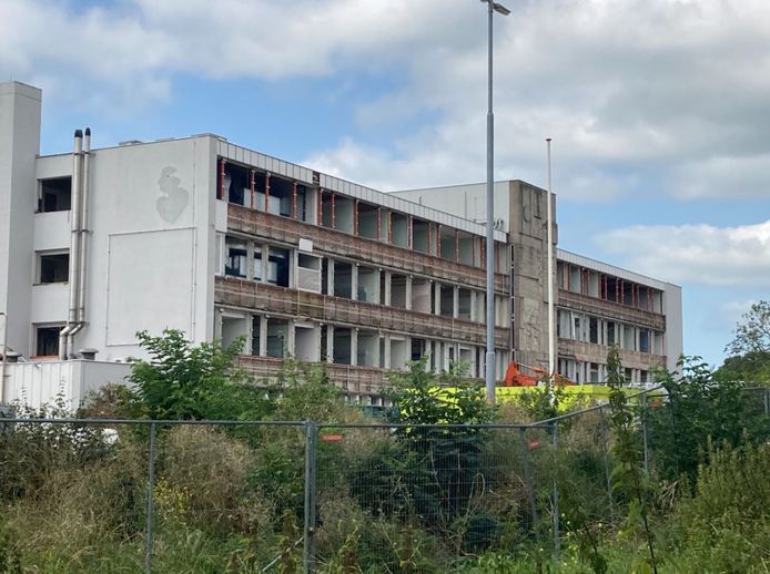 Het vroegere ziekenhuis in Sliedrecht gaat tegen de vlakte.