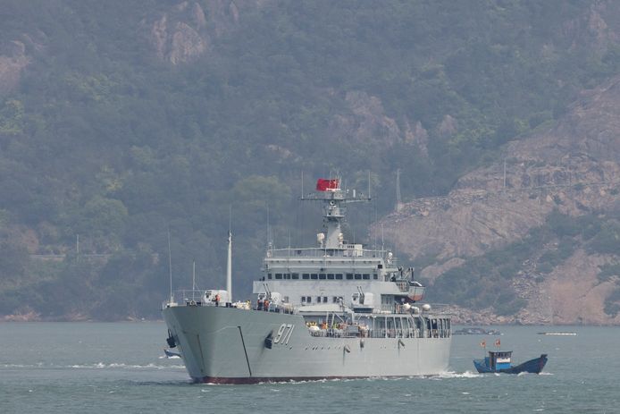 Een Chinees oorlogsschip vaart tijdens de militaire oefening nabij de door Taiwan gecontroleerde Matsu-eilanden die dicht bij de Chinese kust liggen.