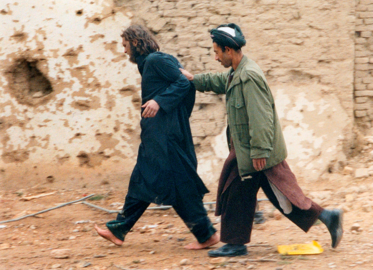 John Walker Lindh (links) in 2001, na zijn arrestatie in Mazar-i-Sharif, Afghanistan.
  Beeld Foto Reuters