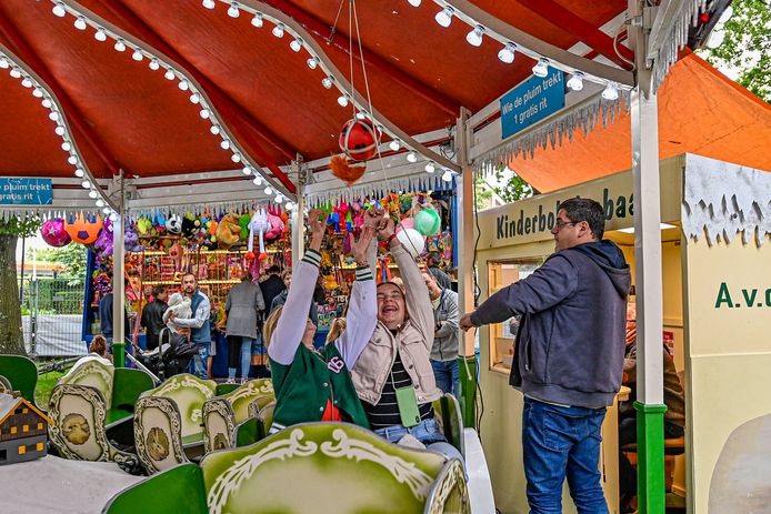 Kermis op het terrein van de Pekhoeve, centraal in het dorp. Kermis op het voorterrein.