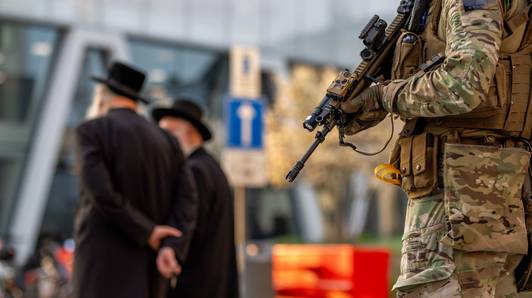 Man (28) met noodhamer valt Joodse voorbijgangers aan in Antwerpen, militairen grijpen in