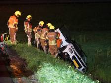 Brandweer bevrijdt drie vrouwen uit auto in sloot in Raamsdonksveer