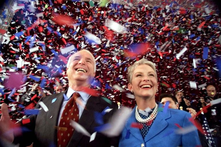 John McCain en zijn vrouw Cindy worden overladen met confetti na zijn speech in het stadhuis van New Hampshire op 30 januari 2000.  Beeld AP