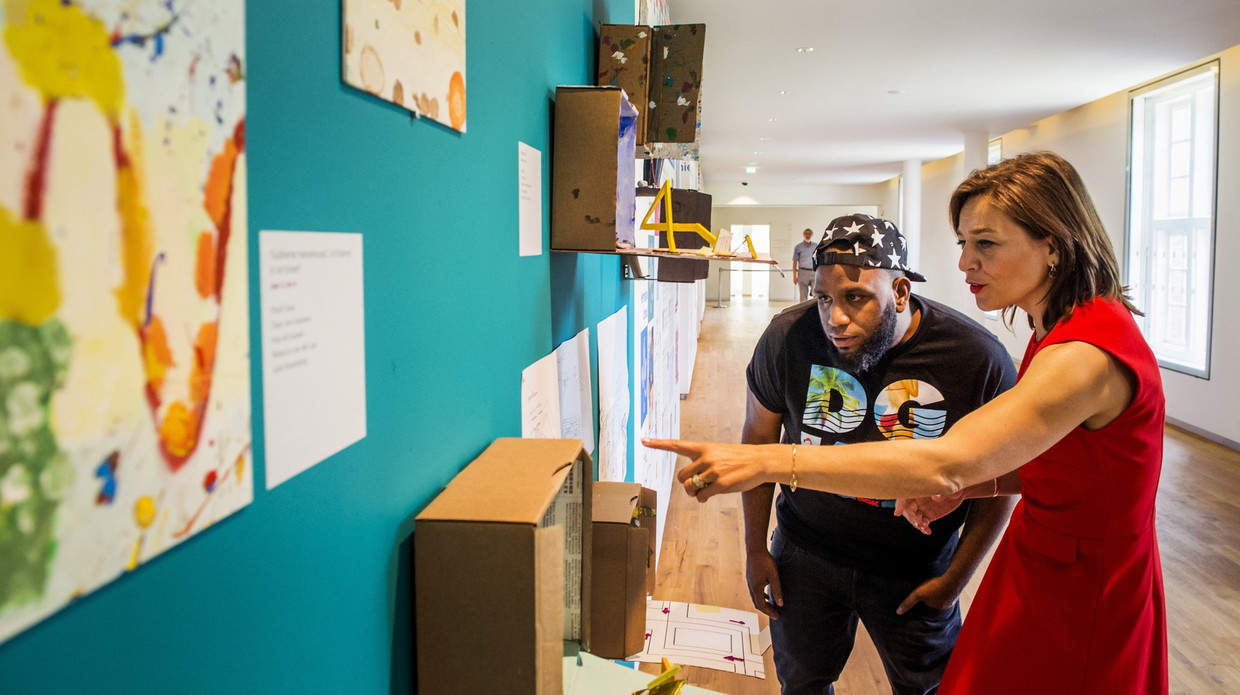 Cathelijne Broers bekijkt met rapper Willie Wartaal de expositie Hermitage voor Kinderen, 2014. Beeld anp