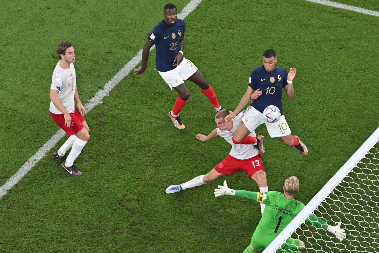 Kylian Mbappé scoort het tweede doelpunt voor Frankrijk. Beeld AFP
