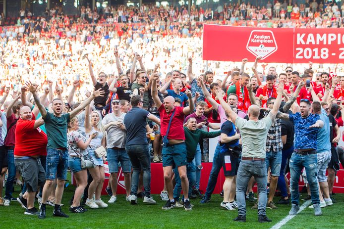 FC Twente-fans vieren feest met de spelers.