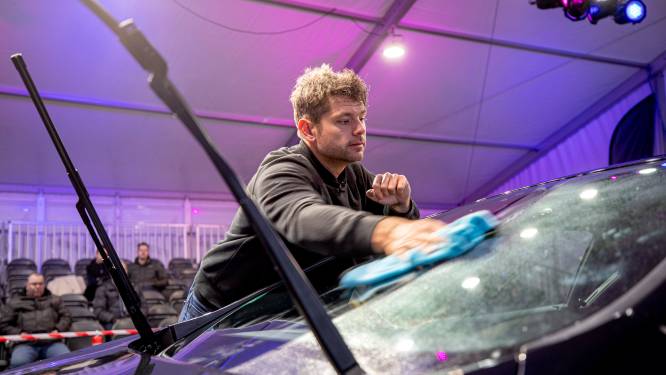 Rick van Stippent sleept na dik 48 uur record auto’s poetsen in de wacht: ‘Het was pittiger dan gedacht’ 