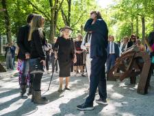 Prinses Beatrix verschijnt met wandelstok in Den Haag: ze blijkt zich te hebben verstapt