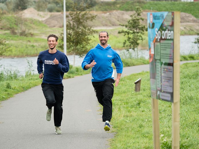 Boudewijn Vink (licht blauw) en Dave Hogenboom sprinten langs de nieuwe sprint track langs de geluidswal in Kerk en Zanen, Alphen aan den Rijn.