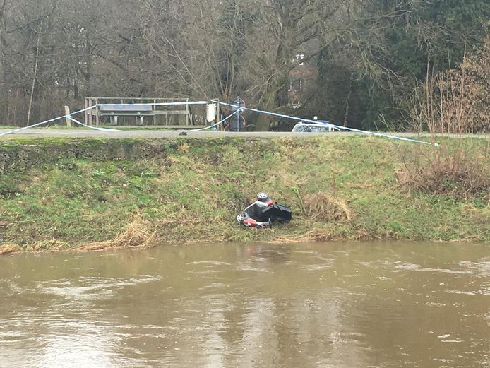 De scootmobiel langs het water waar de zeventiger wellicht in het water sukkelde.