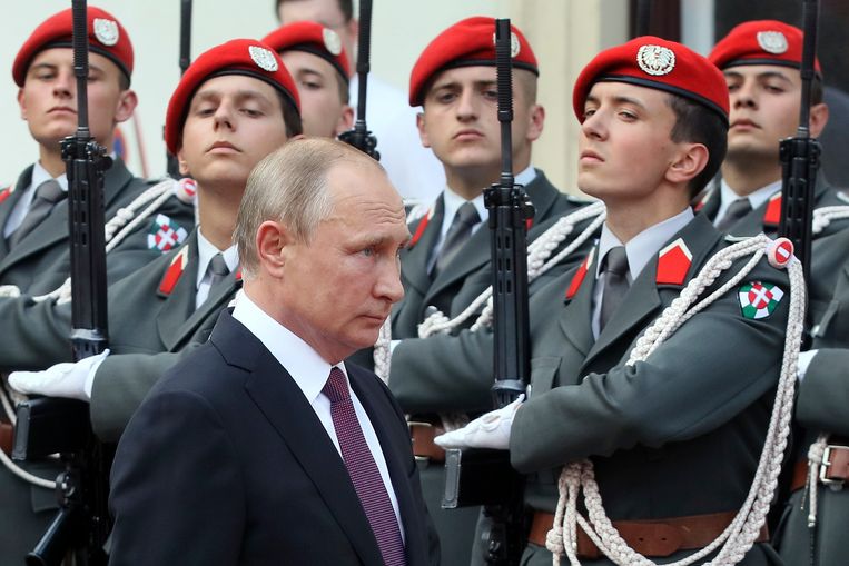 De Russische president Poetin loopt in 2018 langs een erewacht in Wenen, waar hij een ontmoeting heeft met de Oostenrijkse president Van Der Bellen. Beeld AP
