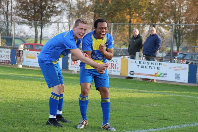 Stijn Slaghekke viert de 1-0 van Reutum samen met Lindsay Moncherry.