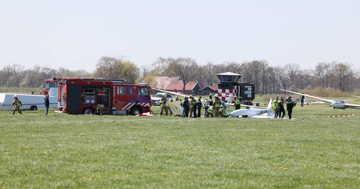 Bij opstijgen gaat het mis: piloot gewond na ongeluk met zweefvliegtuig in Lemelerveld.