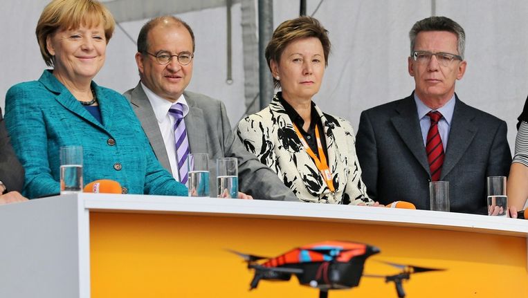 De drone die zondag neerstortte tijdens de campagnebijeenkomst van Angela Merkel in Dresden. Beeld epa