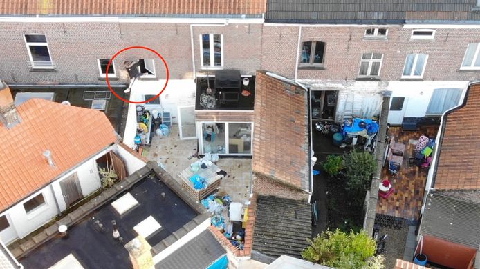 De gedetineerde springt vanuit een raam naar een plat dak, aan een woning in Roeselare. Later zou hij worden gevat door de politie.