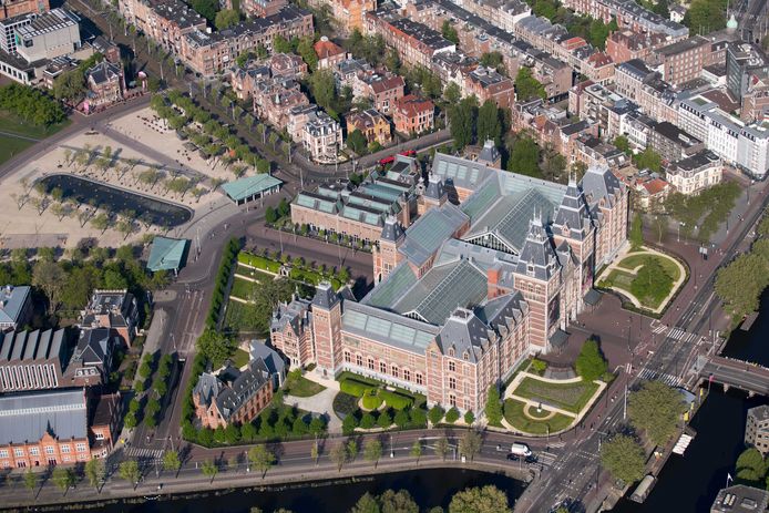 Het anders zo drukke gebied rond het Rijksmuseum en Museumplein was in april grotendeels verlaten.