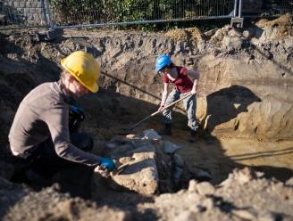 Archeologen ontdekken eeuwenoude muren van poortgebouw in Nattenhaasdonk