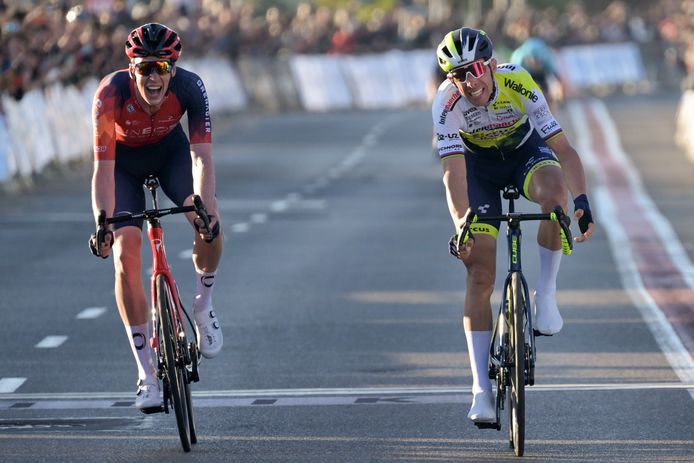 Thymen Arensman wordt in de sprint nipt verslagen door Rui Costa.