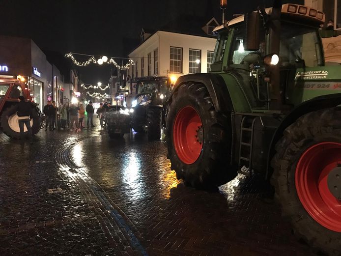 Boeren in trekkers zijn massaal van de partij in Winterswijk, waar een protest gaande is tegen de stikstofregels.