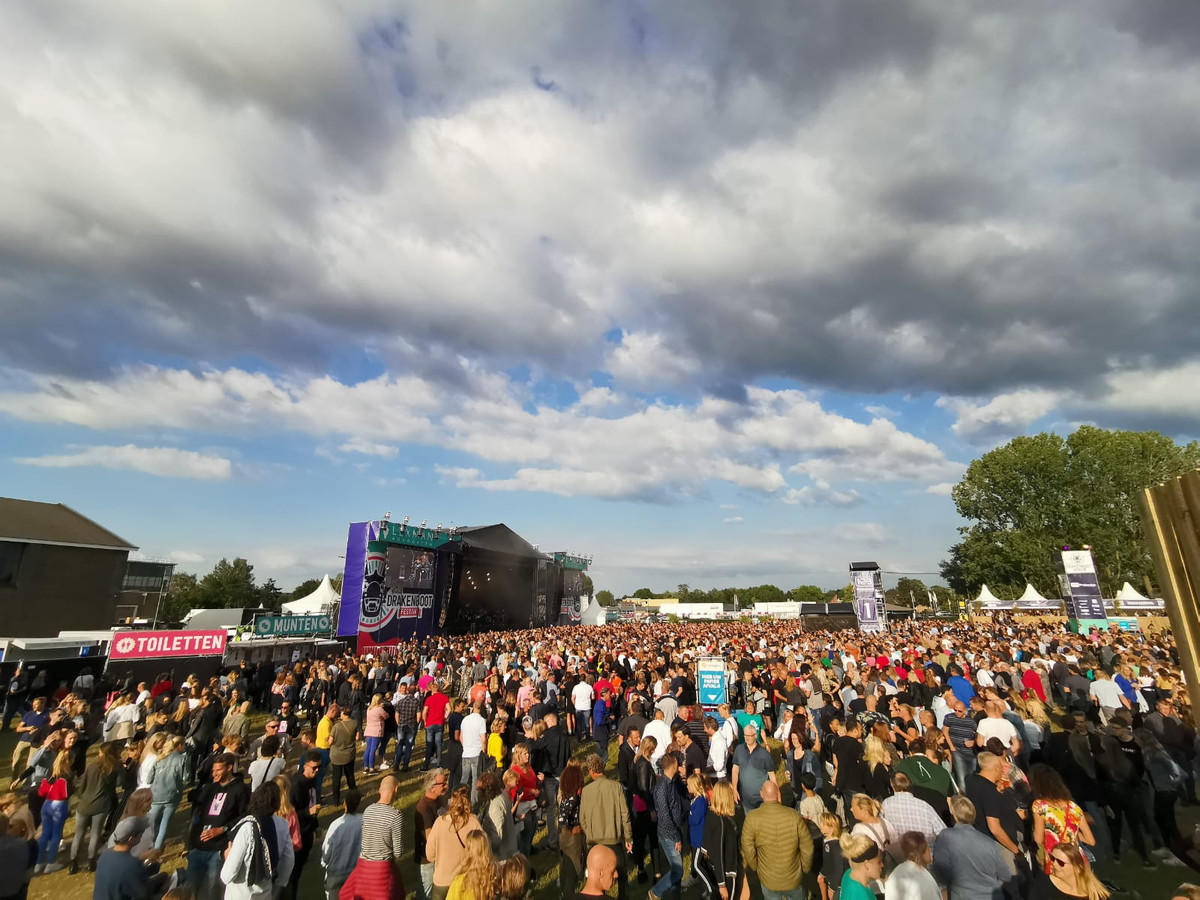 Zoals het er nu voorstaat, zullen bijna 10.000 mensen op vrijdag 10 september Suzan & Freek, Kraantje Pappie en Van Dik Hout op het Zwitsalterrein bewonderen.