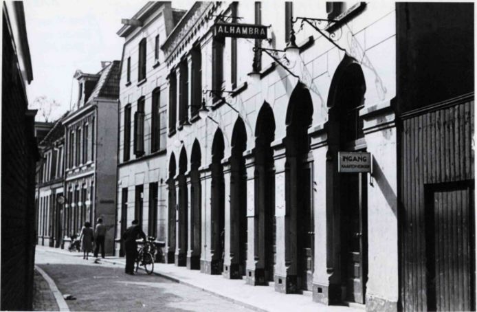‘Ons Alhambra’ vertelt het verhaal van de familie Nieuwendijk en hun beroemde Enschedese bioscoop, die 100 jaar heeft bestaan.