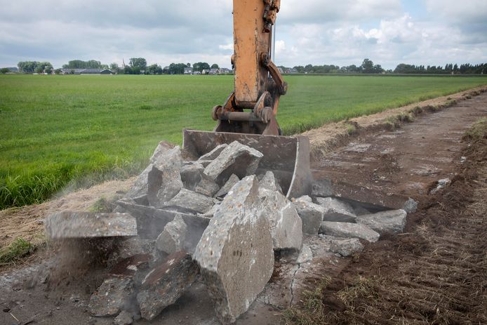 Het betonnen fietspad langs de Dorpenweg tussen Haren en Dennenburg gaat naar de puinbreker.
