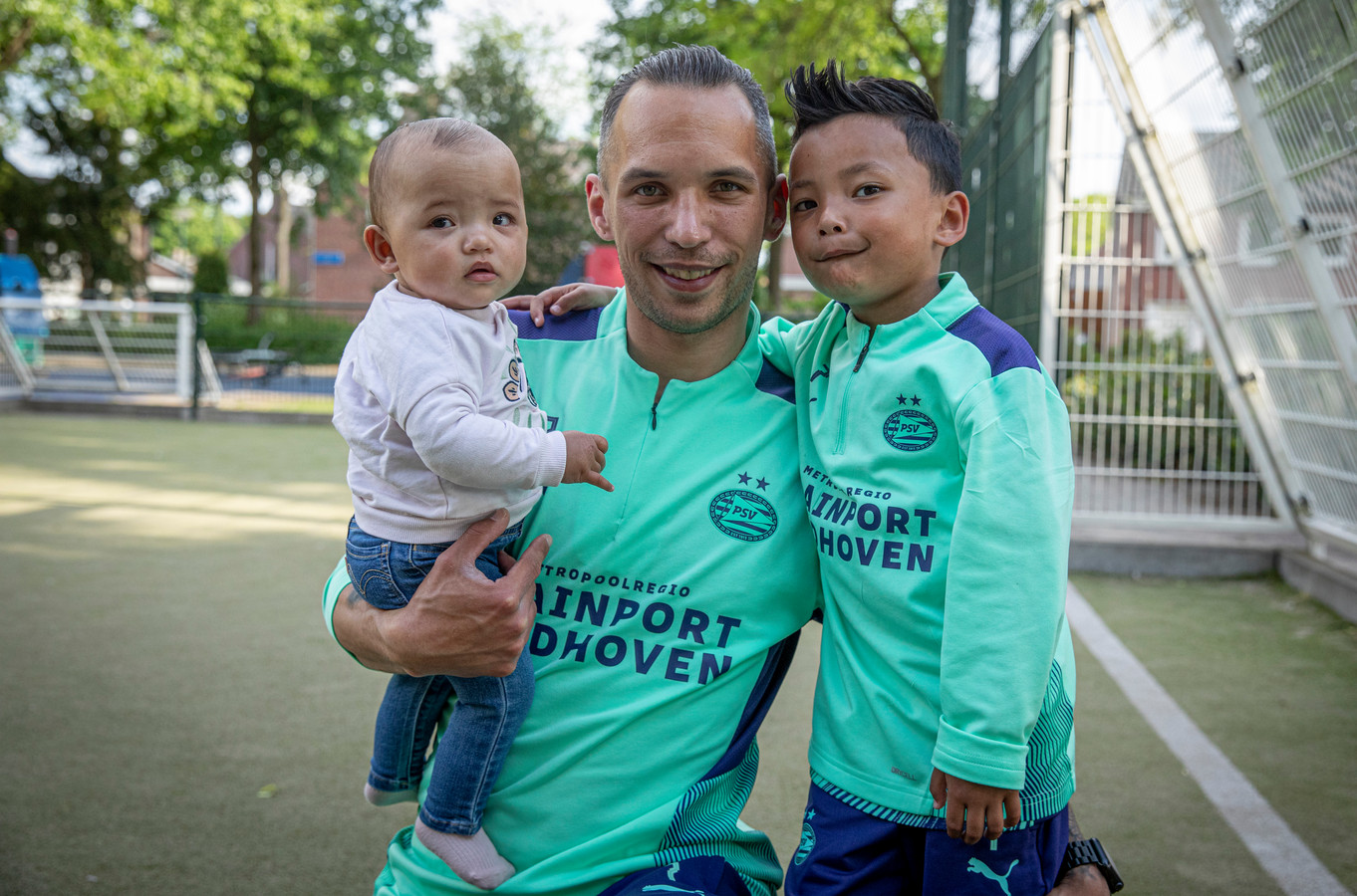 Mike Hovestadt van PSV AV met zijn kinderen.