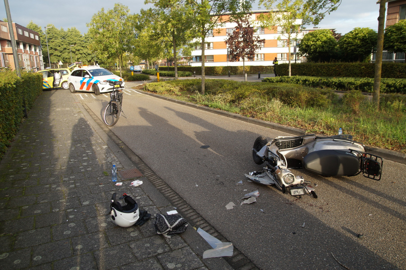 Bij een botsing met een auto op de Vlaemsche Hoeve in Vlijmen is een scooterrijdster gewond geraakt.