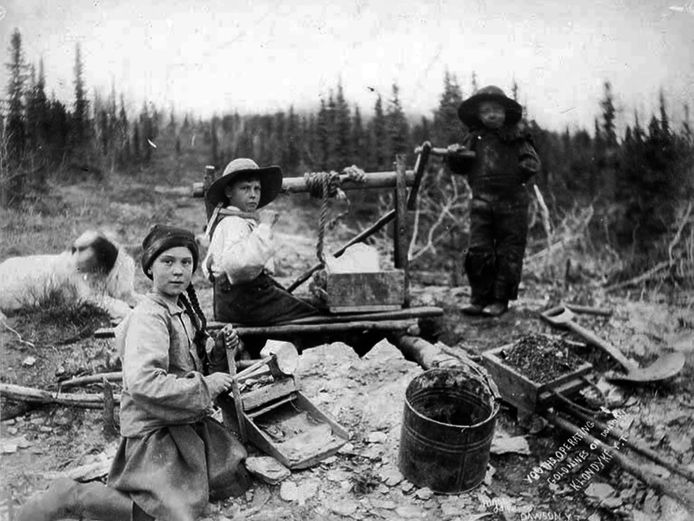 Kinderen aan het werk in een goudmijn. De foto dateert uit 1898.