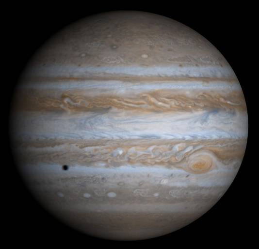 Jupiter zoals de planeet het bekendst is: oranje-rood met horizontale strepen en 'grote rode vlek'.