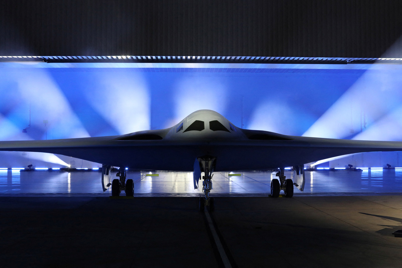 De geavanceerde B-21 bommenwerper van de Amerikaanse luchtmacht die vrijdag gepresenteerd werd in Palmdale (Califonië).