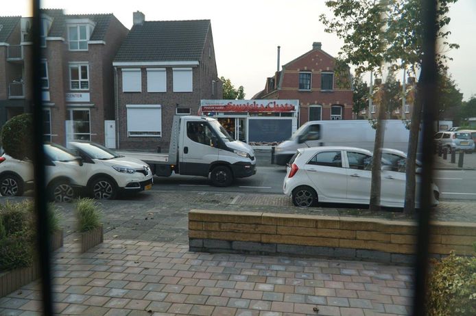 Buuurtbewoner Barro Wijkmans ergert zich aan de overlast rondom de Poolse supermarkt aan de Gastelseweg in Roosendaal.